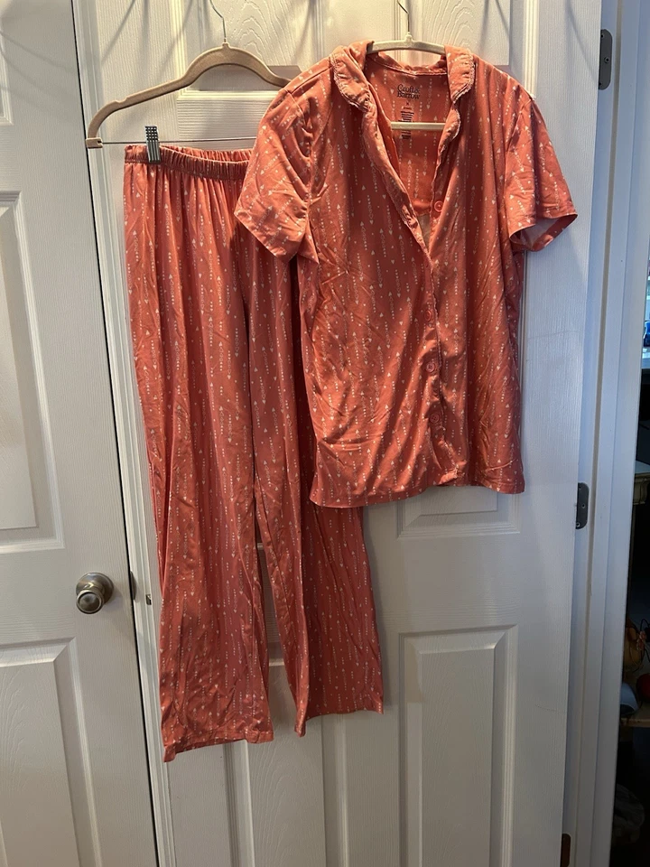 CROFT & BARROW ~ Talla M ~ Juego de pijama de 2 piezas ~ Melocotón o rosa con corazones blancos ~ En muy buena condición ~ Foto 1 de 4