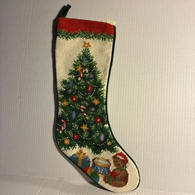 Juguetes de oso de árbol de Navidad de punta de aguja debajo de medias de árbol Foto 1 de 4