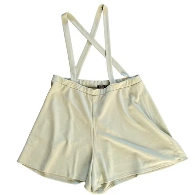 Pantalones cortos estilo Dungaree verde talla 22 boohoo texturizados en topless Foto 1 de 4