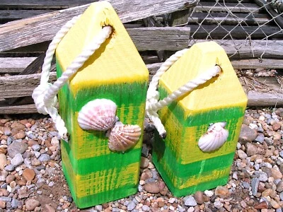 2 Wooden fishing buoys, REAL seashells, Garden Nautical Decor, Green, Yellow Foto 1 de 3