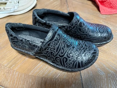 Zuecos B.O.C Born Concept florales en relieve - talla 8 - negros usados Foto 1 de 4