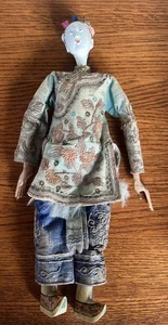 Antike chinesische Opernpuppe handgeschnitzt Holz mit besticktem Seidenkleid - Bild 1 von 19