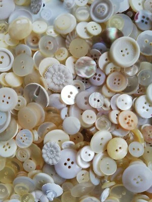 Knopf/Kurzwaren, 280 STÜCK, Creme- Töne. Gemischt-über Jahre gesammelt! - Bild 1 von 4
