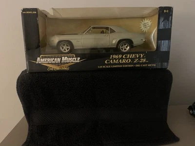 Camaro Z/28 ERTL 1969 American Muscle escala 1:18 diecast Cortez plateado... Foto 1 de 4