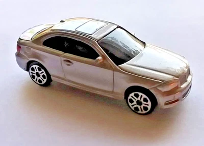 Coche fundido a presión BMW SERIE 1 COUPÉ, plateado Maisto escala 1:64 cupé deportivo Foto 1 de 4