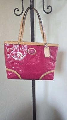 Bolso Hobo Coach Peyton de charol frambuesa en relieve en rosa y tostado F48166 Foto 1 de 4