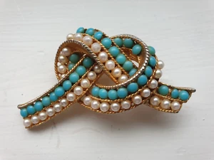 Broche nudo vintage de metal turquesa y perlas de imitación, bisutería - Imagen 1 de 5