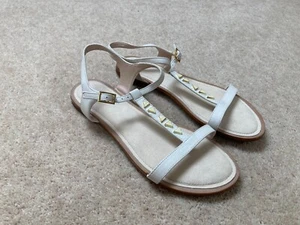 WOMENS CLARKS CREAM STRAP SANDALS UK 6 LEATHER FLATS SUMMER BEACH FLIP SHOES ZZ - Picture 1 of 9