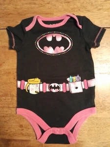 BATGIRL Einteiler Newborn Schwarz Rosa Buntstifte Tasse Batman - Bild 1 von 5