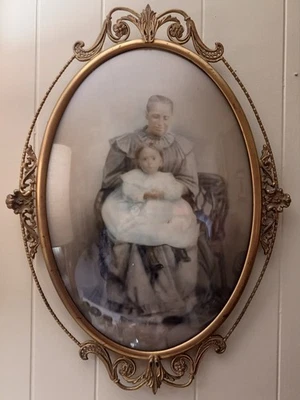 Antiguo De Colección Único Latón Ornamentado Retrato Vidrio Convexo 24"x17" Madre e Hijo Foto 1 de 4