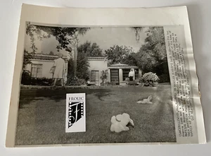 MARILYN MONROE Aug 5, 1962 Original AP Wirephoto "Toys in MM Back Yard" Rare++ - Picture 1 of 5