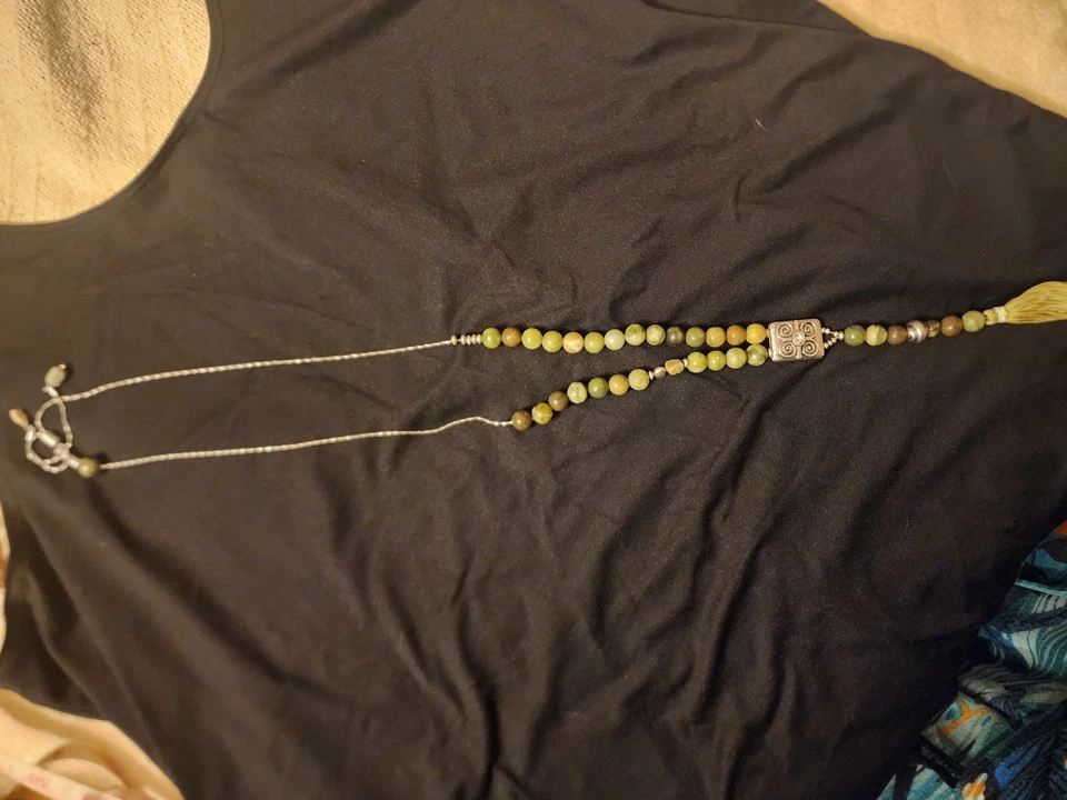 Collar con cuentas de piedra verde longitud ajustable Foto 1 de 3