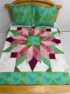 Dollhouse Miniatures bedspread comforter blanket with 2 pillows 1:12 scale #P304 - Picture 1 of 3