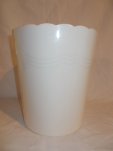 Martha Stewart Everyday white plastic trash can/basket, scalloped edge, 9 1/4" h