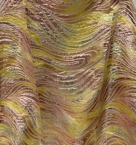 "Tela brocada metálica iridiscente rosa rosa amarillo verde 58"" ancho vendida por yarda" - Imagen 1 de 6