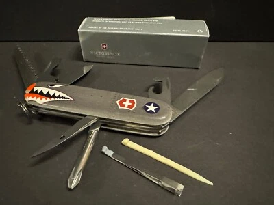 Sprint Run! GENUINE VICTORINOX SWISS ARMY KNIFE "HIKER" WARHAWK WWII Curtis P-40 - Image 1 of 4