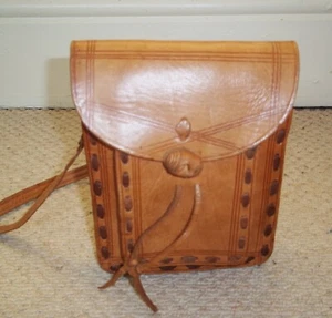 Fabulous VINTAGE Tan Substantial Leather Messenger Bag/Crossbody - Picture 1 of 8