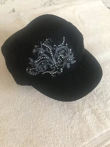 Gorra negra para mujer con diseño - Imagen 1 de 1
