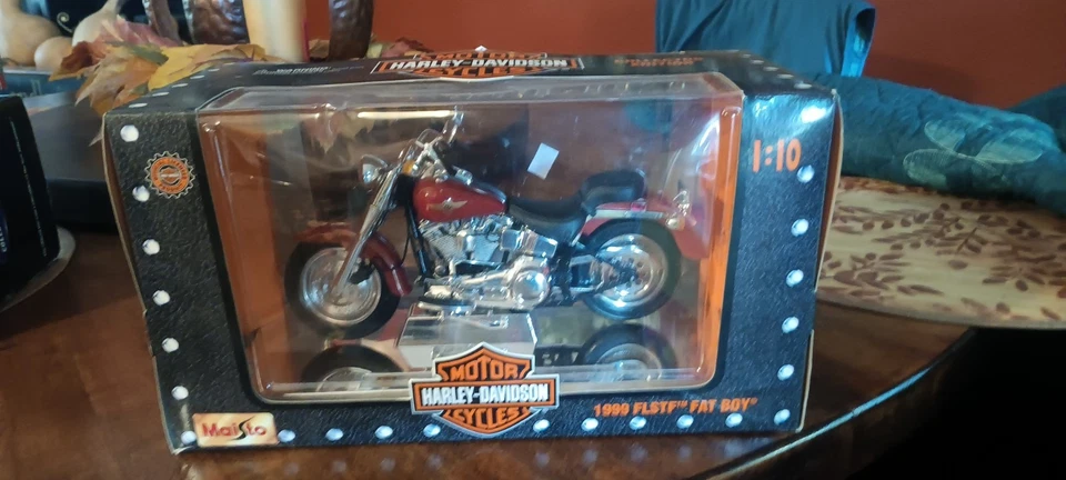 Maisto Harley Davidson 1999 FLSTF Fat Boy 1:10 DieCast Motorcycle In Box - Image 1 of 1