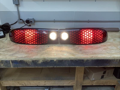 93-02 PONTIAC FIREBIRD TAIL LIGHTS HONEYCOMB NICE 93-02 TRANS AM TAIL LIGHTS Foto 1 de 4
