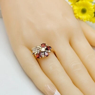 Anillo mariposa cristales color granate chapado en oro de 18 quilates. Joyería para mujer. Foto 1 de 4