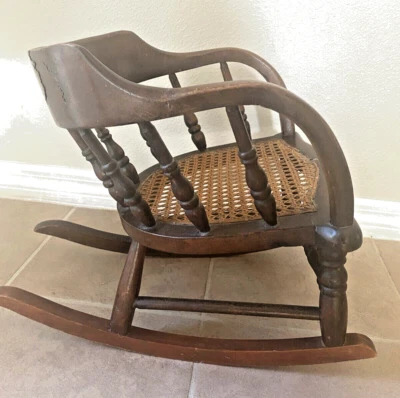 Mecedora infantil antigua de 1920 tallada a mano en madera y asiento con bastones a mano Foto 1 de 4