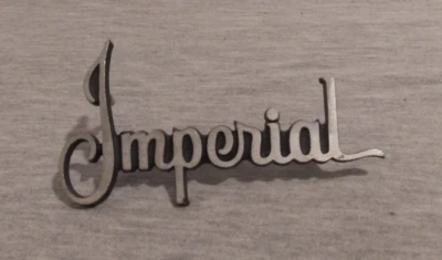 Chrysler Imperial 1969 pasador corto emblema escritura fabricante de equipos originales Mopar 2901544 contenedor gr20 maletero Foto 1 de 4