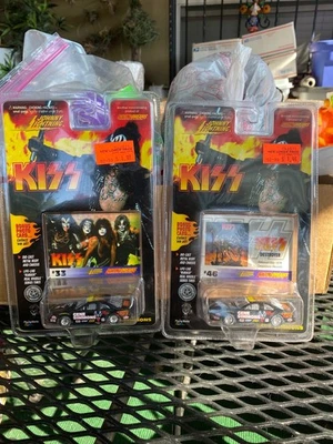 Lote de 2 coches fundidos a presión Johnny Lightning KISS Gene Simmons 1997 #33 #46 nuevos en caja🤘🏻 Foto 1 de 4