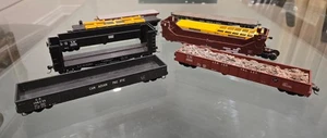 HO SCALE - LOT OF TRAIN CARS - RARE - Picture 1 of 4