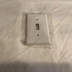 Cubierta de placa de pared de plástico con interruptor de palanca de 1 velocidad Cooper White ReSidential 2134 W - Imagen 1 de 2