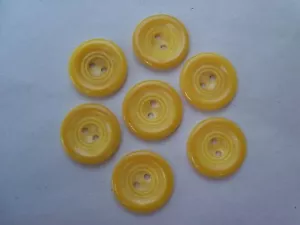 7 SUNNY BRIGHT YELLOW CIRCLE VINTAGE CASEIN BUTTONS NOS CRAFTS SEWING 18mm - Picture 1 of 3