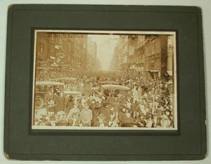 ARMISTICE 1918 WWI PHOTO STREET SCENE CROWD CARS FLAGS BUILDINGS - Picture 1 of 3