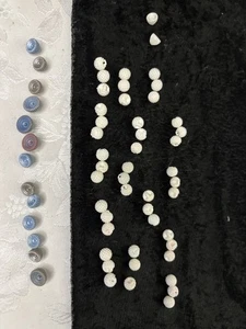 50+ botones vintage tallados a mano 42 crema otros azul y gris - Imagen 1 de 4