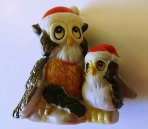 Weihnachteulen mit Weihnachtsmannhüten auf einem Baumstamm mit Stechpalme Figur - Bild 1 von 4
