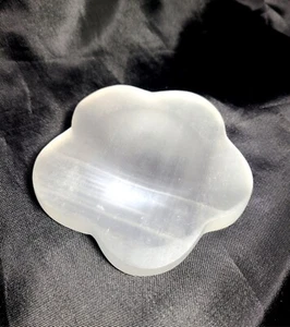 4" 159g Carved Selenite Flower Shape Sphere Stand Holder Crystal Jewelry Bowl - Picture 1 of 13