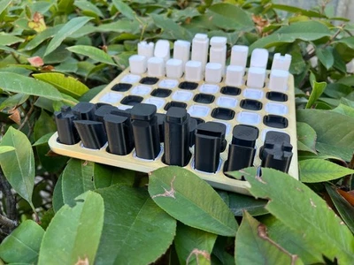 3D 打印迷你国际象棋套装带旅行国际象棋游戏-手工制作黄色棋盘礼物 — 第 1/4 张图片