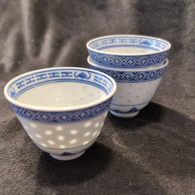 RARE! VINTAGE CLASSIC BLUE RICE PATTERN LING LONG PORCELAIN SET OF 3 TEACUPS - Image 1 of 4