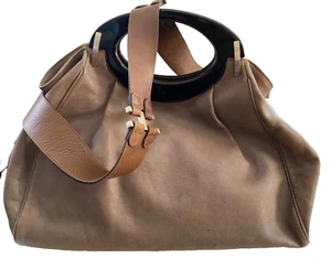 Borsa MARNI in pelle marrone manici acrilici neri con tracolla chitarra marrone hobo - Foto 1 di 16