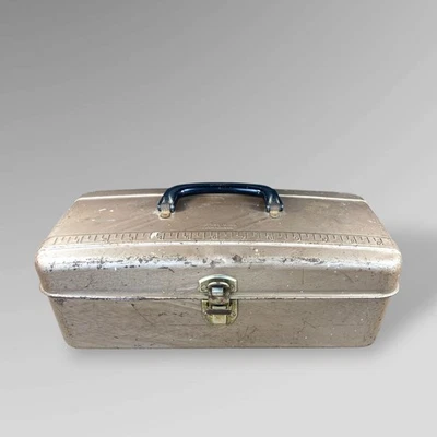 Caja de herramientas de pesca con mango negro tapa de regla de caja de aparejos de metal Plano de colección Foto 1 de 4