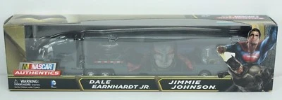 NASCAR Authenticics Batman v SUPERMAN-DALE WONHARDT JR/JIMMIE JOHNSON NUEVO Foto 1 de 4