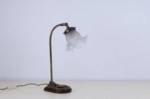 Lampada da tavolo vintage in ottone e paralume a fiore in vetro sabbiato anni 30 - Imagen 1 de 11