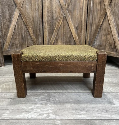 Antiguo reposapiés otomano estilo misión roble con cojín de tweed amarillo y verde Foto 1 de 4