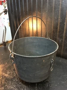 Vintage #8 Cast Iron 3 Legged Bean Pot w/Handle GATE MARK ON BOTTOM - Picture 1 of 6