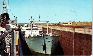 The Peerless, British-American Transportation in the Eisenhower Lock Postcard - Picture 1 of 2