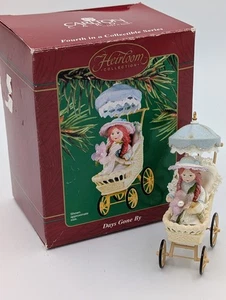 CARLTON TARJETAS ORNAMENTO RELIQUIA COLECCIÓN DÍAS PASADOS MUÑECA EN CARRUAJE IOB - Imagen 1 de 1