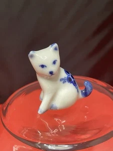 Vtg Delft Style Blue White Cat Kitten Miniature Porcelain Figurine Unmarked - Picture 1 of 7