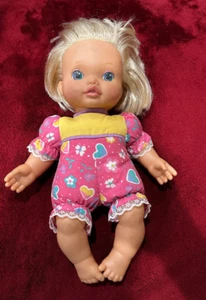 Muñeca Tonka Baby Go Bye Bye Kenner 1995 Vintage Corazones Rosa Borde de Encaje Rubia 12" - Imagen 1 de 6