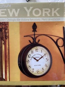 Rustikal-dekorative Bahnhofsuhr in Silber mit New-York-Flair und Wandbefestigung - Bild 1 von 4