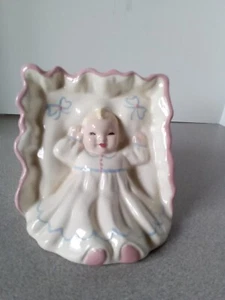 Vintage kleines Pflanzgefäß für Kinderzimmer mit Baby auf der Vorderseite - Bild 1 von 11