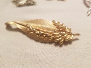 Vintage BSK Brooch Pin Gold Tone Leaf Brooch Signed Large 3.25" Mid Century Mod - Picture 1 of 6